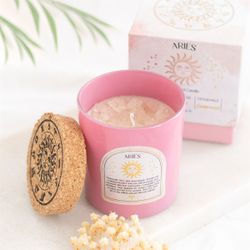 Stjärnteckenljus Väduren (Aries) - Cedarwood, Zodiac doftljus med Rosenkvarts 21h