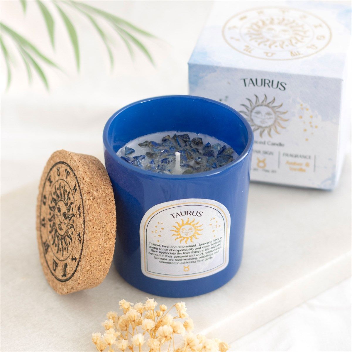 Stjärnteckenljus Oxen (Taurus) - Amber & Vanilla, Zodiac doftljus med Lapis Lazuli 21h