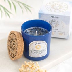 Stjärnteckenljus Oxen (Taurus) - Amber & Vanilla, Zodiac doftljus med Lapis Lazuli 21h