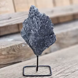 Svart Kyanit, rå sten på ställning #1