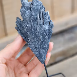 Svart Kyanit, rå sten på ställning #4