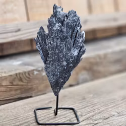 Svart Kyanit, rå sten på ställning #4