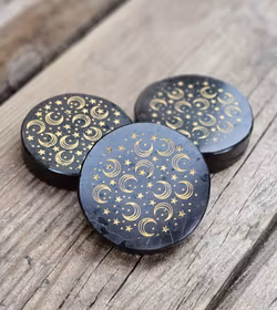 Svart Turmalin polerad platta med guldgravyr, Starry Sky