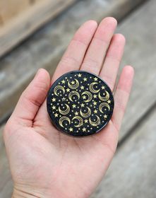 Svart Turmalin polerad platta med guldgravyr, Starry Sky