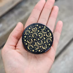 Svart Turmalin polerad platta med guldgravyr, Starry Sky