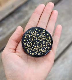 Svart Turmalin polerad platta med guldgravyr, Starry Sky
