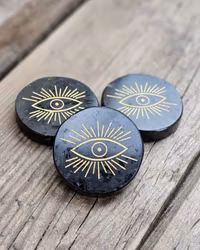 Svart Turmalin polerad platta med guldgravyr, Eye of Providence
