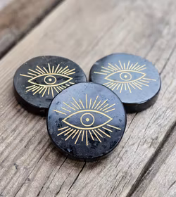 Svart Turmalin polerad platta med guldgravyr, Eye of Providence