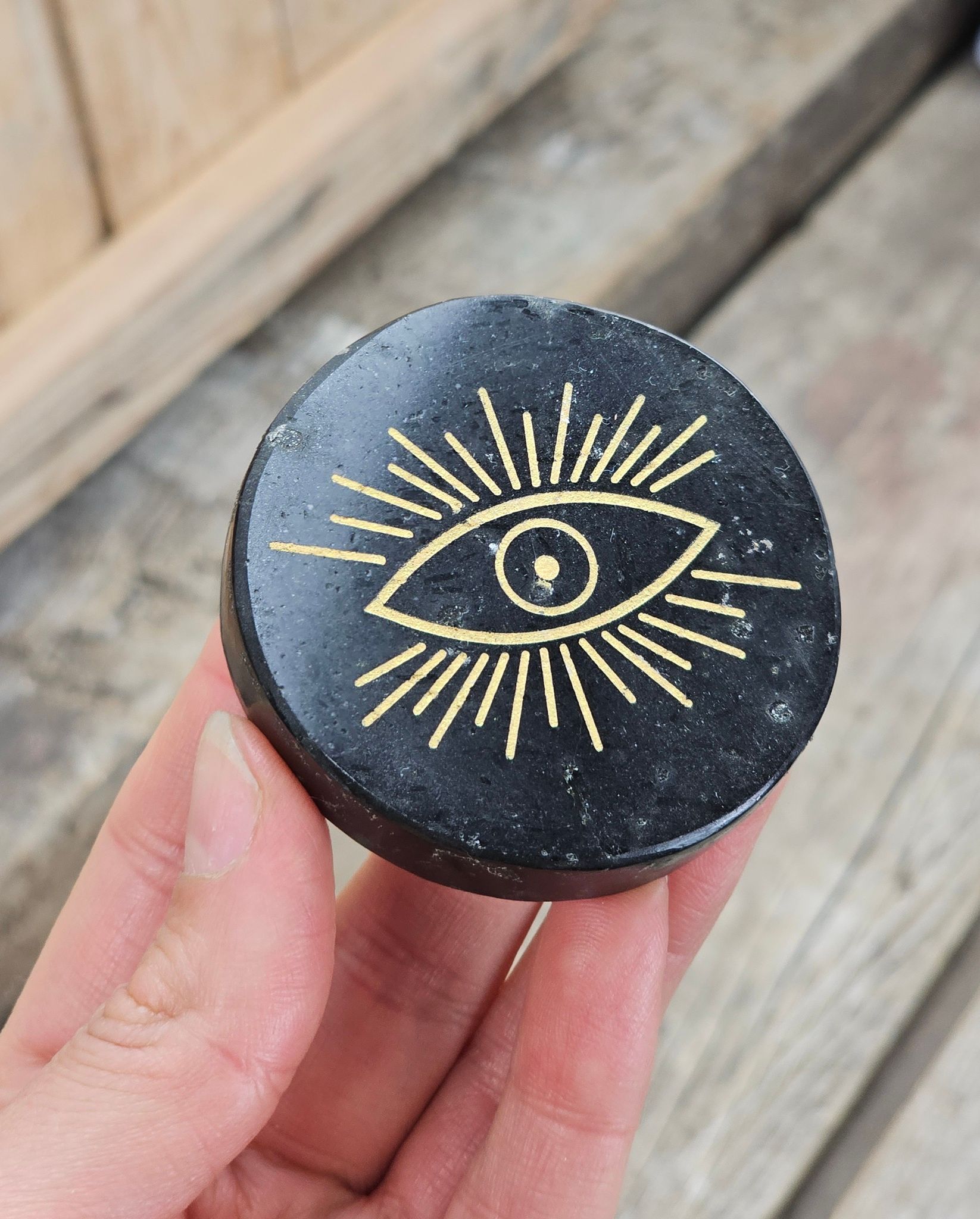 Svart Turmalin polerad platta med guldgravyr, Eye of Providence