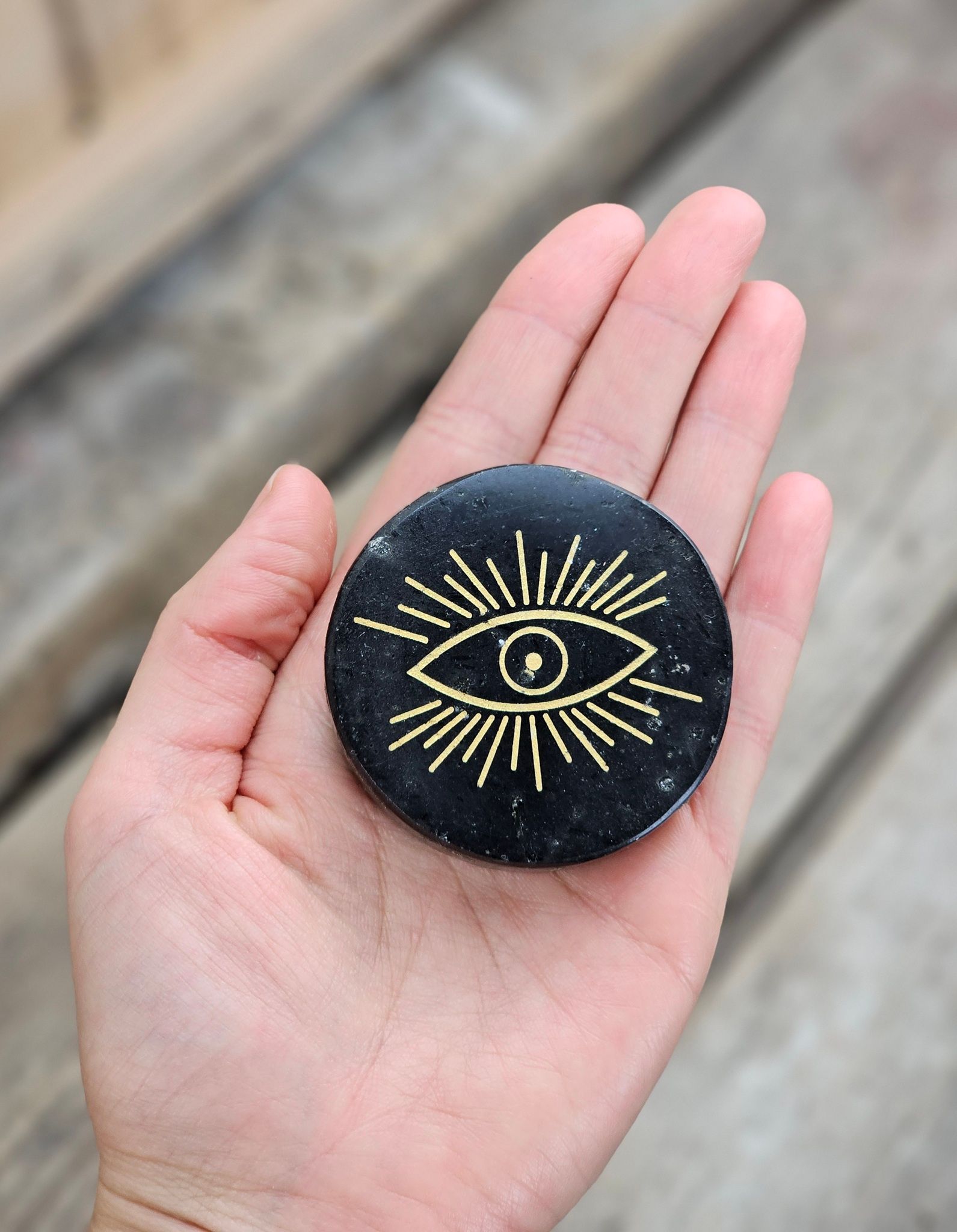 Svart Turmalin polerad platta med guldgravyr, Eye of Providence