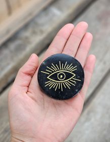 Svart Turmalin polerad platta med guldgravyr, Eye of Providence