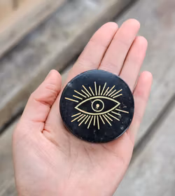Svart Turmalin polerad platta med guldgravyr, Eye of Providence