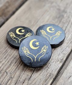 Svart Turmalin polerad platta med guldgravyr, Magical Moon