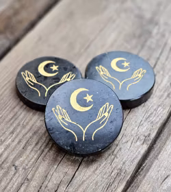 Svart Turmalin polerad platta med guldgravyr, Magical Moon