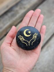 Svart Turmalin polerad platta med guldgravyr, Magical Moon