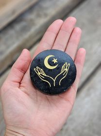 Svart Turmalin polerad platta med guldgravyr, Magical Moon