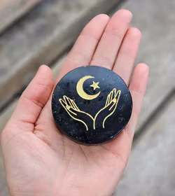 Svart Turmalin polerad platta med guldgravyr, Magical Moon