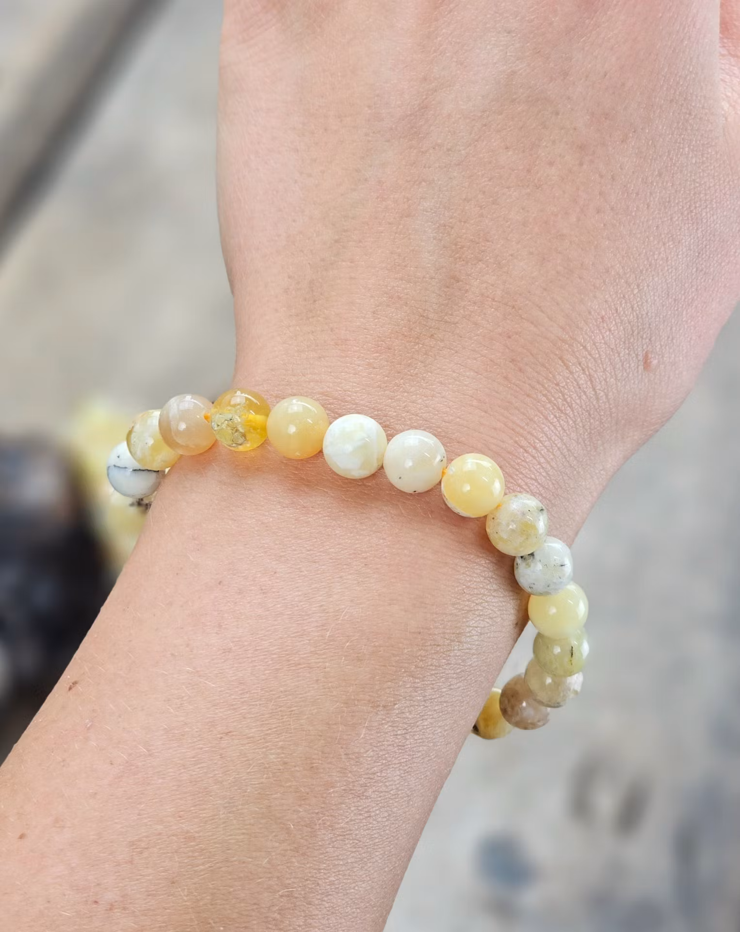 Gul Opal, armband 8mm runda pärlor