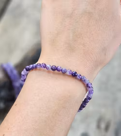 Chevron Ametist (Drömametist), armband 4mm runda pärlor