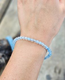 Akvamarin extra, armband 4mm runda pärlor