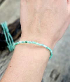 Smaragd, armband 3mm runda pärlor