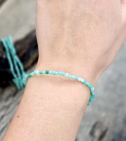 Smaragd, armband 3mm runda pärlor