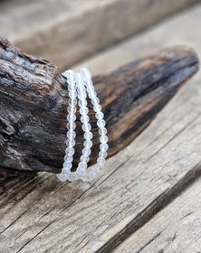 Vit Regnbågsmånsten extra, armband 4mm runda pärlor