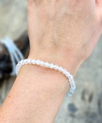 Vit Regnbågsmånsten extra, armband 4mm runda pärlor