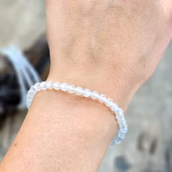 Vit Regnbågsmånsten extra, armband 4mm runda pärlor