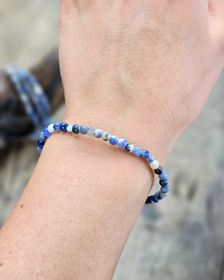 Sodalit med Kalcit, armband 4mm runda pärlor
