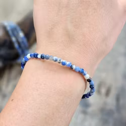 Sodalit med Kalcit, armband 4mm runda pärlor