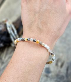 Fjäderagat, armband 4mm runda pärlor