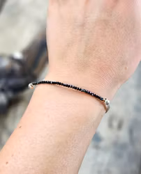Svart Spinell, armband 3mm facetterade pärlor macramé