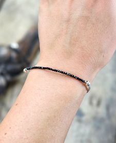 Svart Spinell, armband 3mm facetterade pärlor macramé