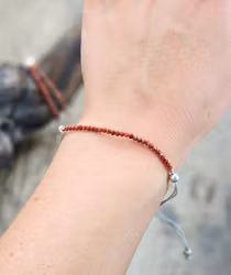 Röd Jaspis, armband 3mm facetterade pärlor macramé