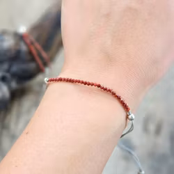 Röd Jaspis, armband 3mm facetterade pärlor macramé