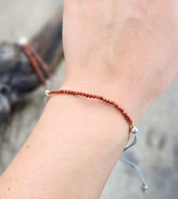 Röd Jaspis, armband 3mm facetterade pärlor macramé