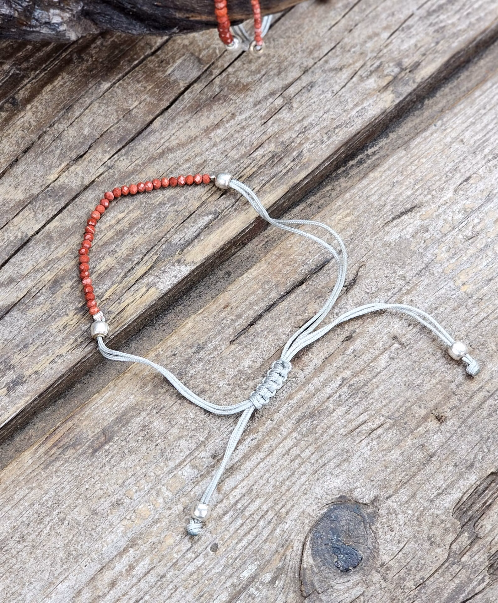 Röd Jaspis, armband 3mm facetterade pärlor macramé