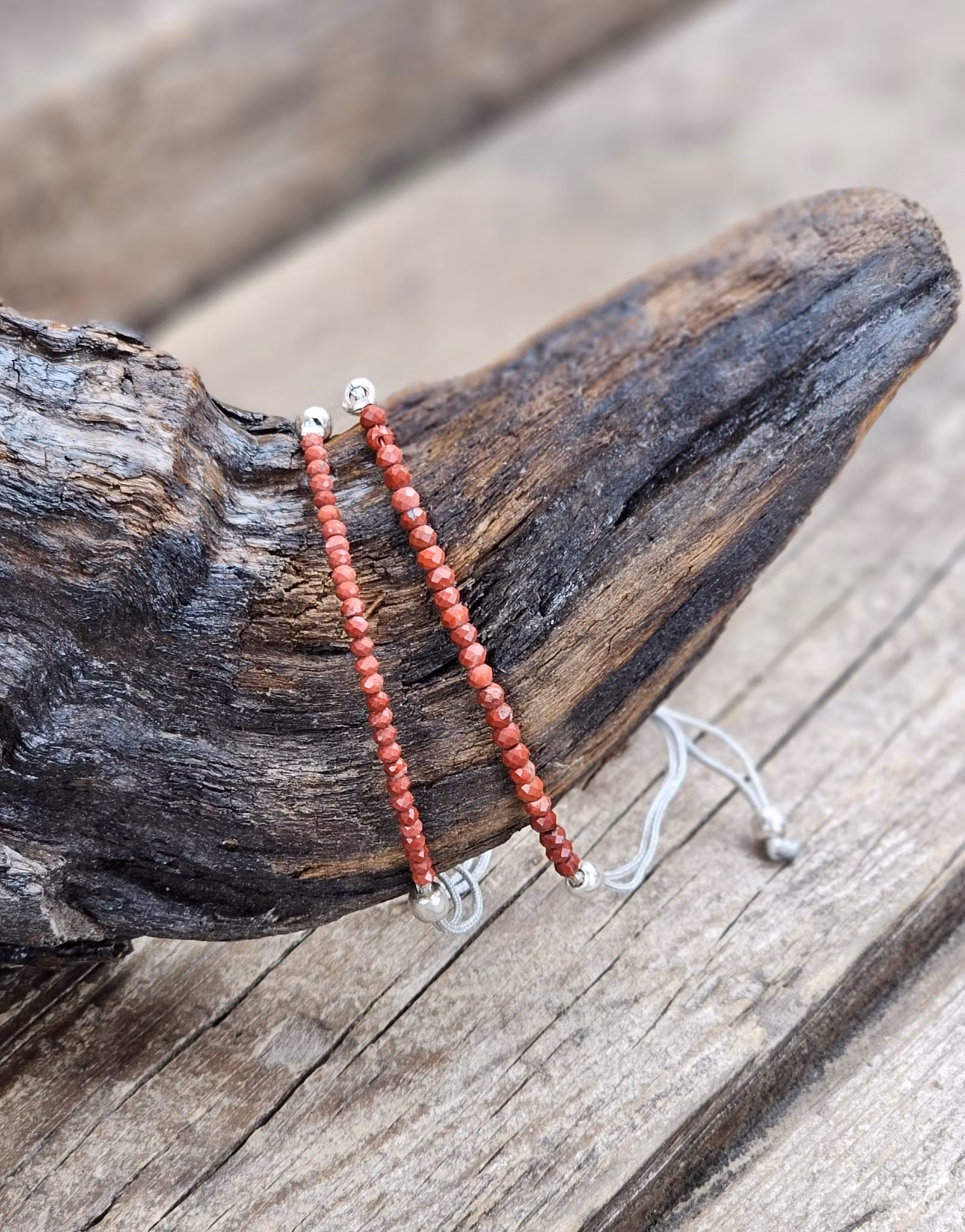 Röd Jaspis, armband 3mm facetterade pärlor macramé
