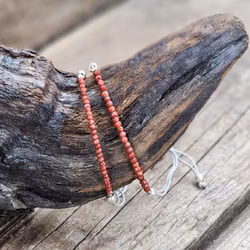 Röd Jaspis, armband 3mm facetterade pärlor macramé