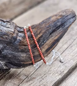 Röd Jaspis, armband 3mm facetterade pärlor macramé