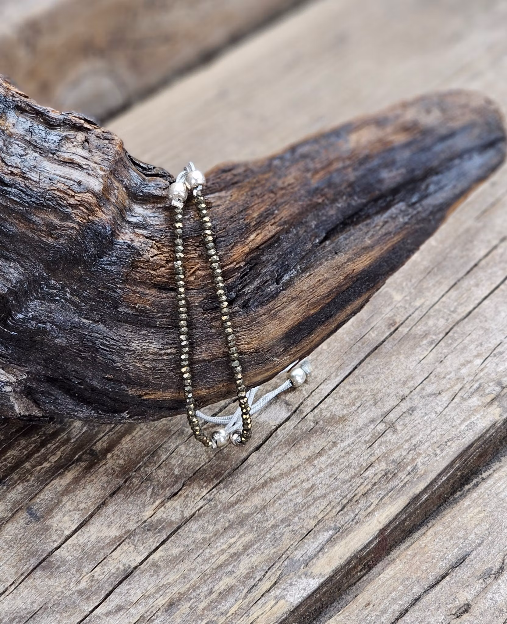 Pyrit, armband 3mm facetterade pärlor macramé