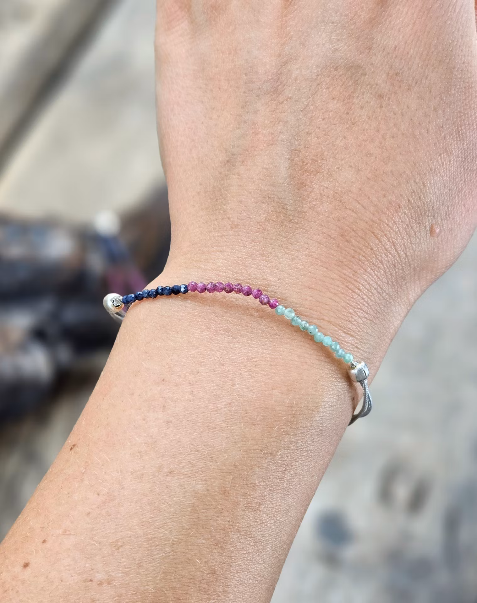 Smaragd, Safir & Rubin, armband 3mm facetterade pärlor macramé