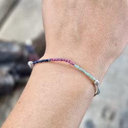 Smaragd, Safir & Rubin, armband 3mm facetterade pärlor macramé