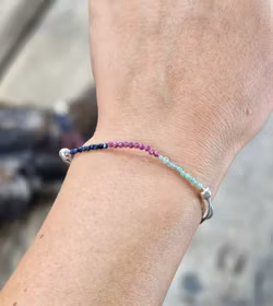 Smaragd, Safir & Rubin, armband 3mm facetterade pärlor macramé