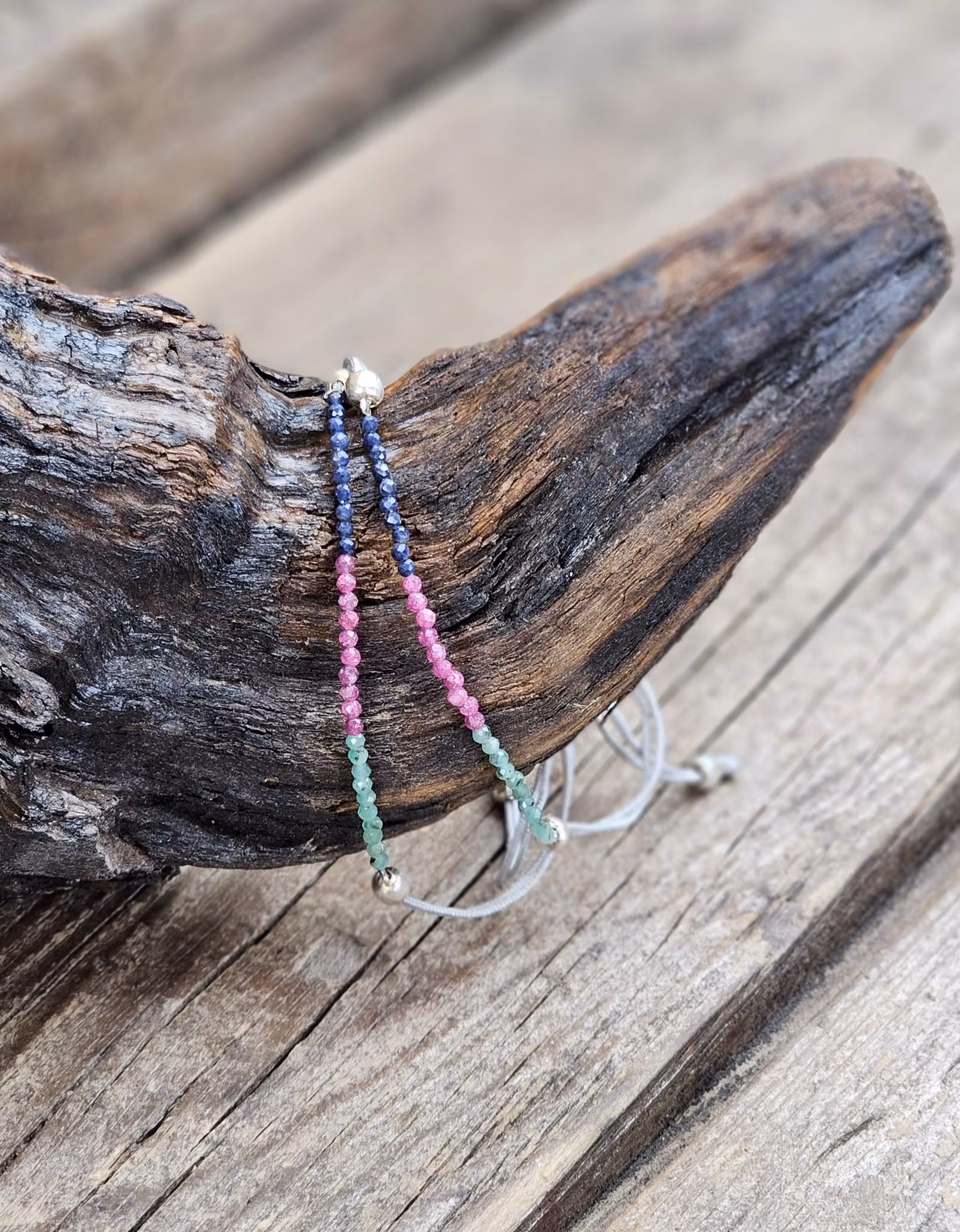 Smaragd, Safir & Rubin, armband 3mm facetterade pärlor macramé