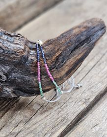 Smaragd, Safir & Rubin, armband 3mm facetterade pärlor macramé