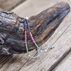 Smaragd, Safir & Rubin, armband 3mm facetterade pärlor macramé