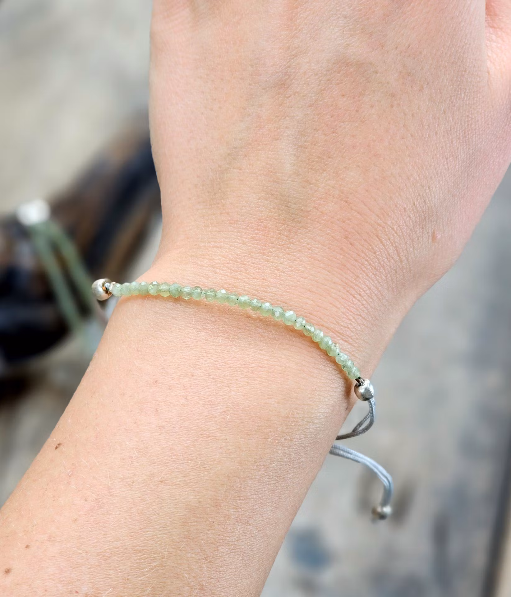 Grön Granat, armband 3mm facetterade pärlor macramé