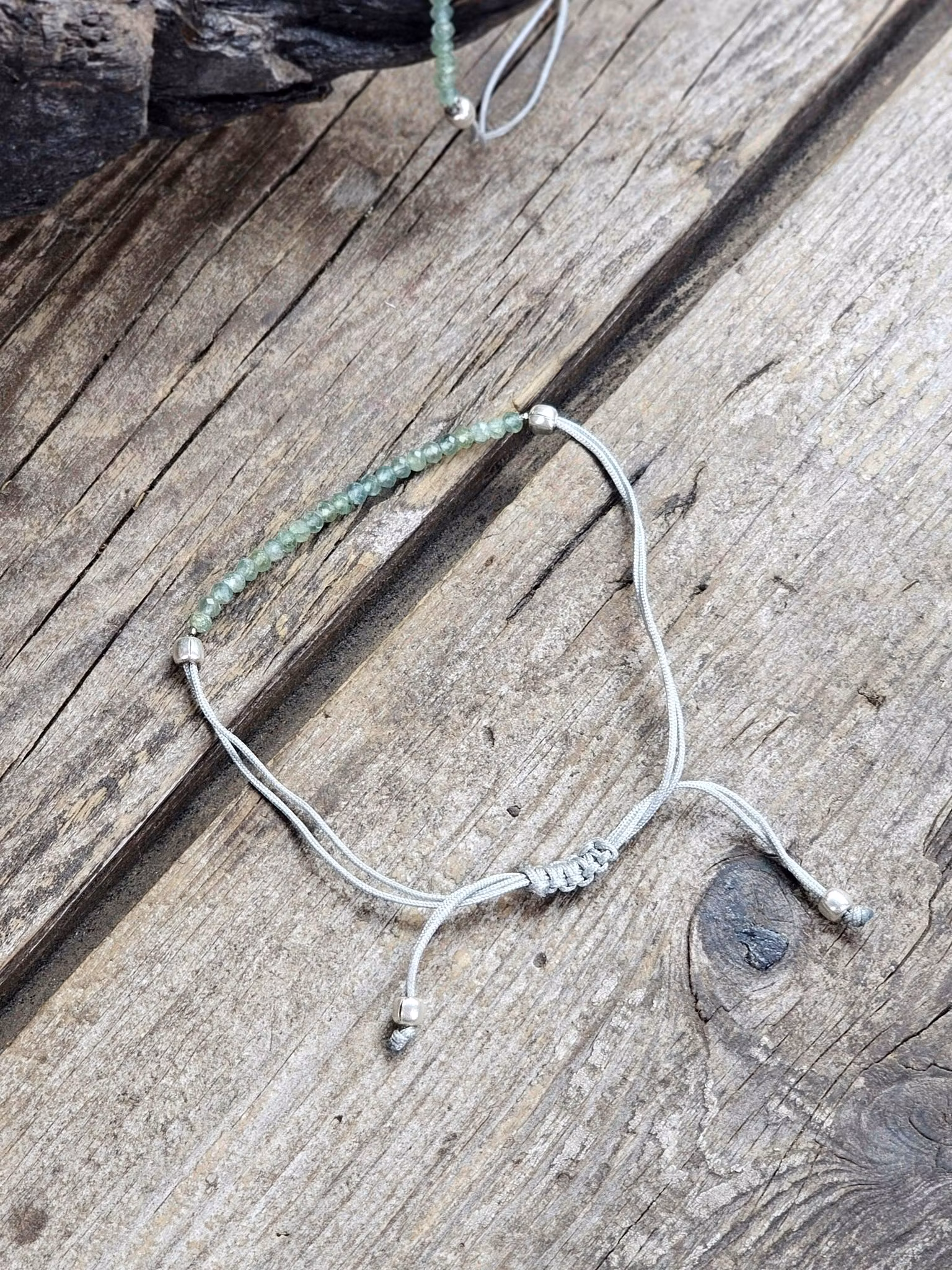 Grön Granat, armband 3mm facetterade pärlor macramé